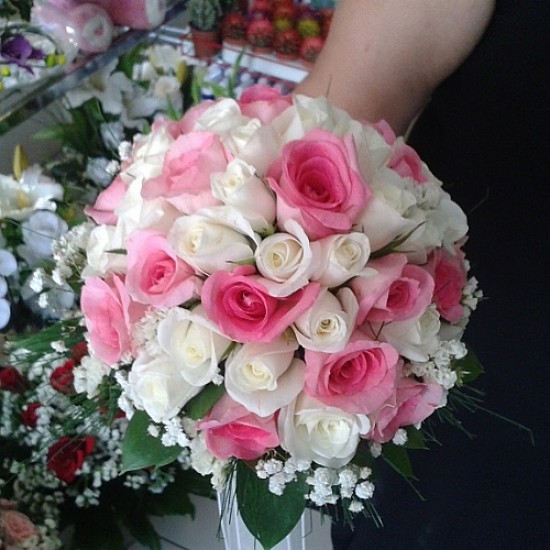 sbc 689 pembe ve beyaz gül gelin buketi