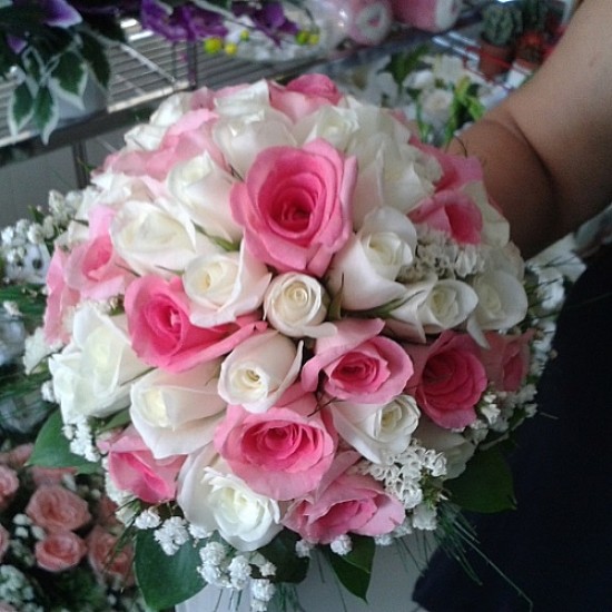 sbc 689 pembe ve beyaz gül gelin buketi