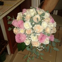 sbc 684 İthal pembe,somonve beyaz gül karışımı doğal gelin buketi