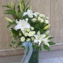 sbc 794 Vazoda lilyum ve beyazgüller